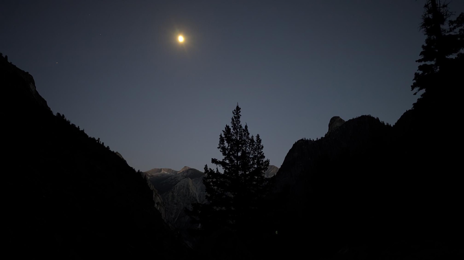 Hiking the Rae Lakes Loop before sunrise