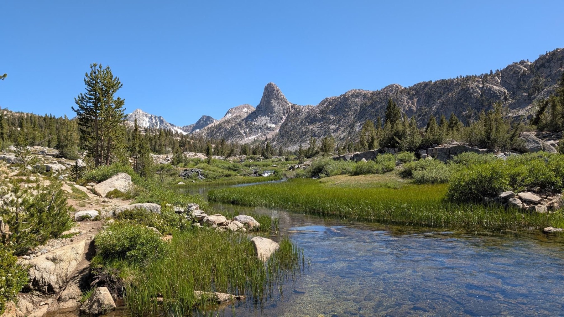 Wide mountain view on the Rae Lakes Loop